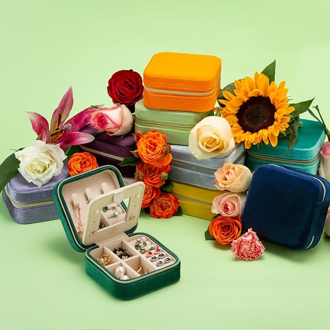 Plush Velvet Travel Jewelry Case Organizer, Small Travel Jewelry Box,Portable Jewelry Box Travel Mini Organizer Portable Display Storage Box For Rings Earrings Necklaces (Grass Green)